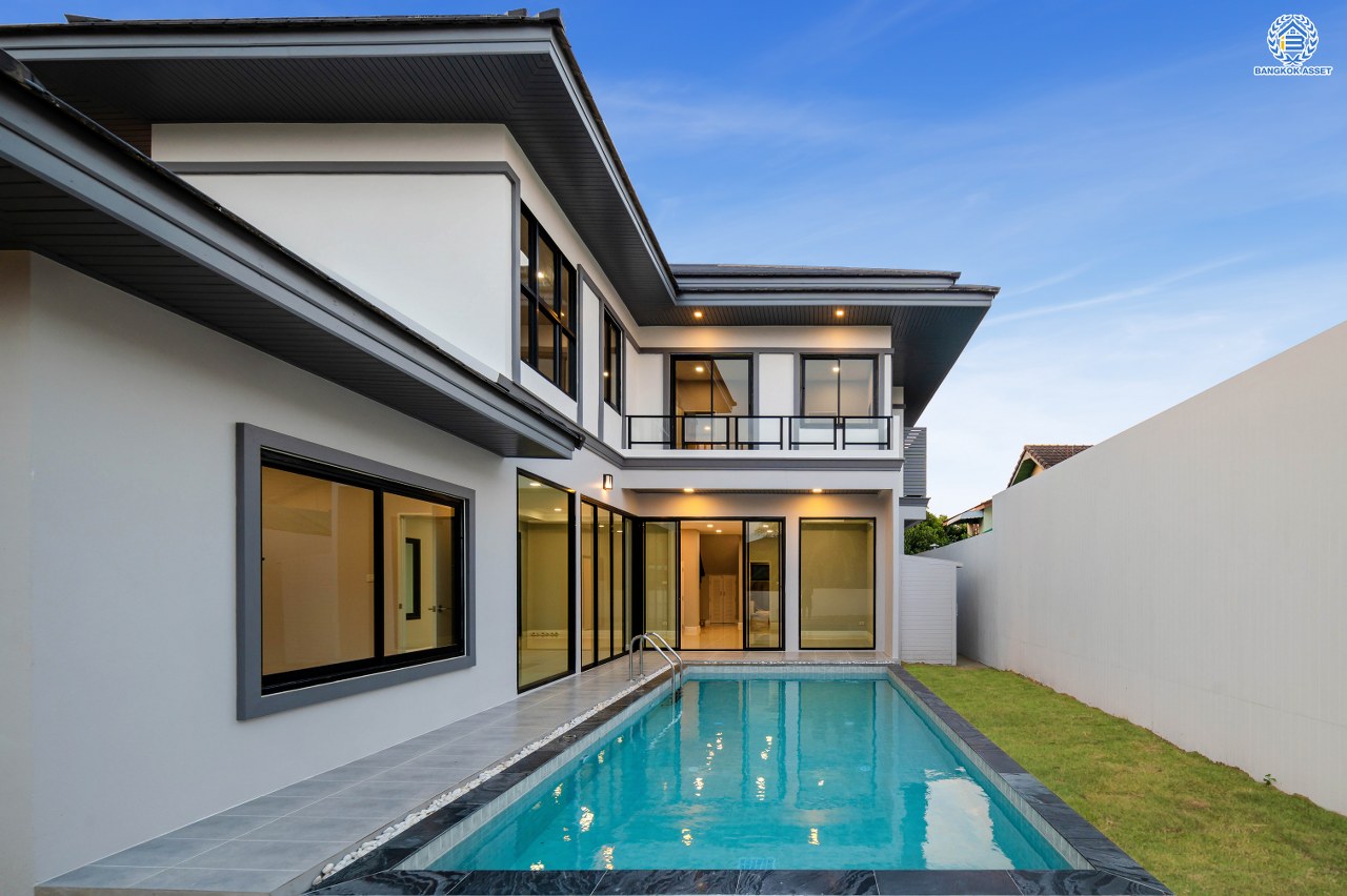 บ้านมือสองตกแต่งใหม่ หลังใหญ่พิเศษ โครงการ ชวนชื่นกรีนวิลล์ พุทธมณฑลสาย2 เนื้อที่ 108 ตร.ว. พื้นที่ใช้สอย 250 ตร.ม. ภายในตกแต่งหรูหรา บรรยากาศเป็นส่วนตัว พร้อมมีสระว่ายน้ำในตัว มาพร้อมฟังก์ชันจัดเต็ม 4 ห้องนอน 4 ห้องน้ำ 1 ห้องแม่บ้าน จอดรถได้ 2 คัน บนทำเลศักยภาพ เข้า-ออกได้ทั้ง ถ.พุทธมณฑลสาย2 และ ถ.กาญจนาภิเษก ใกล้ทางคู่ขนานลอยฟ้าบรมราชชนนี, เซ็นทรัลปิ่นเกล้า และม.มหิดล